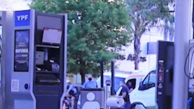 Automovilistas iguazuenses se trasladan a Eldorado para cargar combustible.