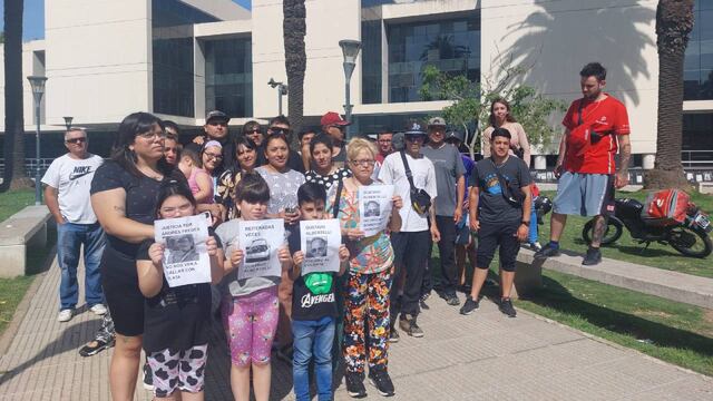 Repartidores, amigos y familiares de la víctima fueron al Centro de Justicia Penal.