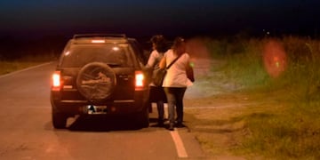 Docentes viajan a dedo para dar clases y vuelven del mismo modo a sus hogares (FM Cien Federal)