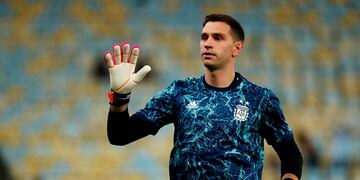 Dibu Martínez y una espectacular atajada contra Uruguay.