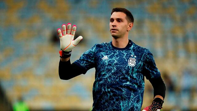 Dibu Martínez y una espectacular atajada contra Uruguay.