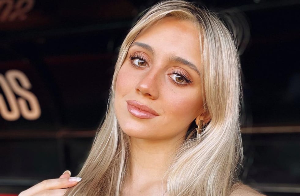 Morena Beltrán robó miradas en Instagram con un mini vestido con cierre delantero “total pink”