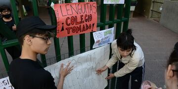 Los alumnos de la escuela "Lengüetas" mantienen la toma, mientras el Gobierno porteño anunció que dictará clases igualmente en otros establecimientos.
