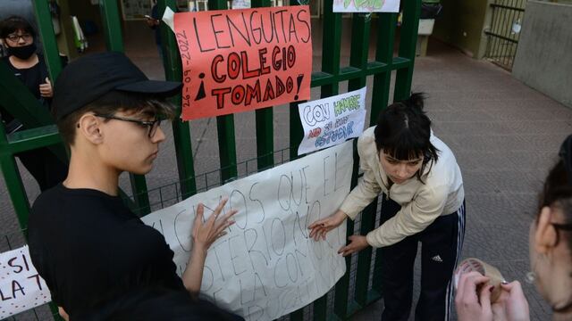 Los alumnos de la escuela "Lengüetas" mantienen la toma, mientras el Gobierno porteño anunció que dictará clases igualmente en otros establecimientos.