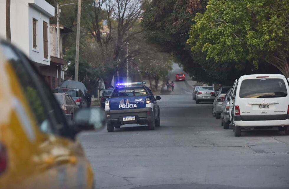 Robaron un auto con una anciana arriba en Córdoba: chocaron contra un árbol y la mujer está grave