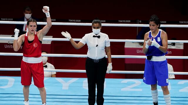 Dayana Sánchez, tras el fallo a favor de la turca, en Tokio 2020. (Foto: AP)