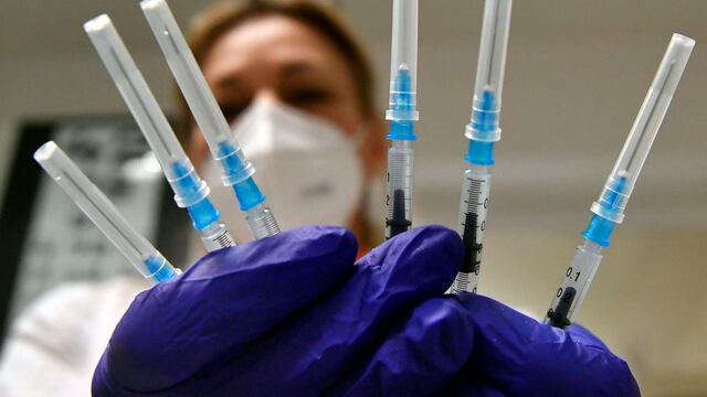 Algunos países comienzan a administrar una tercera dosis de refuerzo contra el coronavirus. Gentileza / El País