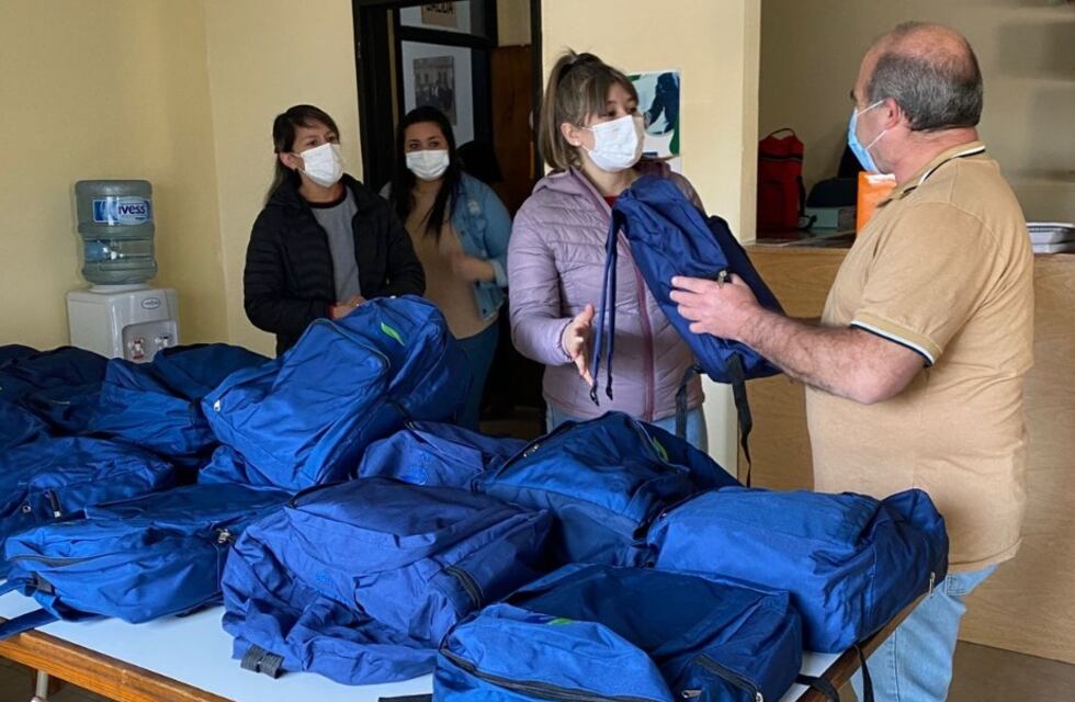 Se entregaron mochilas técnicas para estudiantes de segundo año de Enfermería en Tres Arroyos
