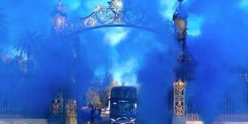 Así despidieron los hinchas, en los portones del parque General San Martín, al plantel de Independiente Rivadavia, previo al viaje hacia San Juan donde enfrentó a Gimnasia de Jujuy por la Primera Nacional.