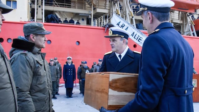 Ushuaia: Gendarmería hizo entrega del pabellón nacional al Irizar