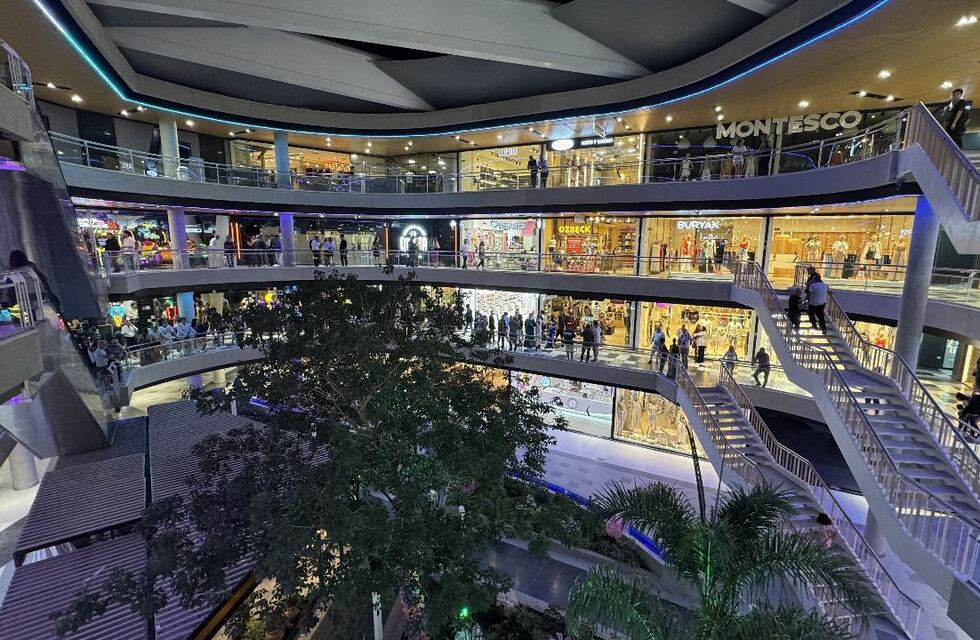 Villa Carlos Paz inauguró la temporada de verano 2025 con un evento espectacular y un nuevo paseo comercial