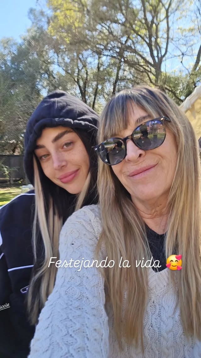 Nicki Nicole junto a su mamá Liliana Villela.