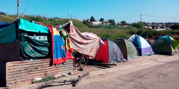En Villa Urquiza acamparon para pedir por viviendas (foto, web de radio Suquía).