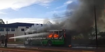 Posadas: incendio consumió un colectivo urbano.
