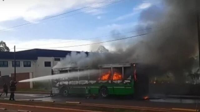 Posadas: incendio consumió un colectivo urbano.