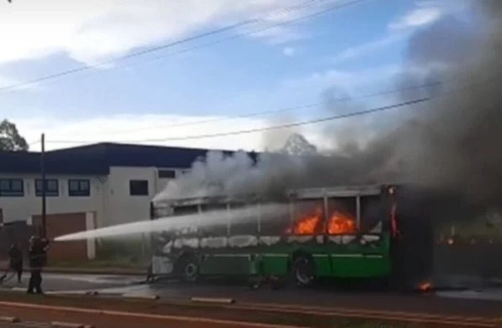 Posadas: incendio consumió un colectivo urbano
