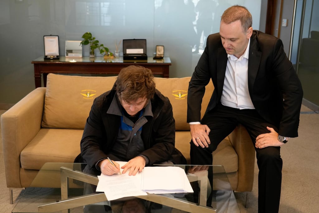 Milei firmó el proyecto de reforma laboral (Manuel Adorni en X).