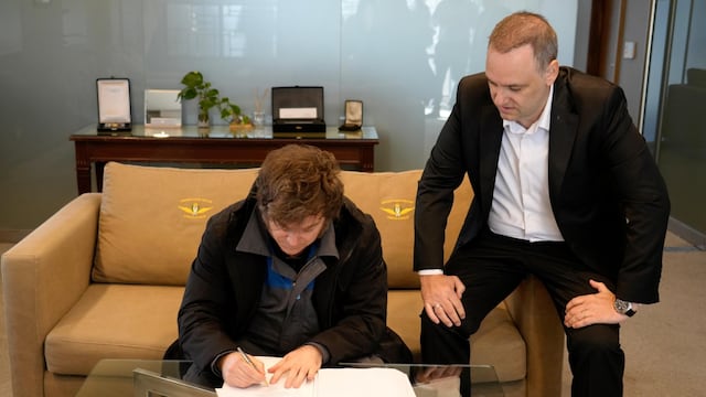 Milei firmó el proyecto de reforma laboral (Manuel Adorni en X).