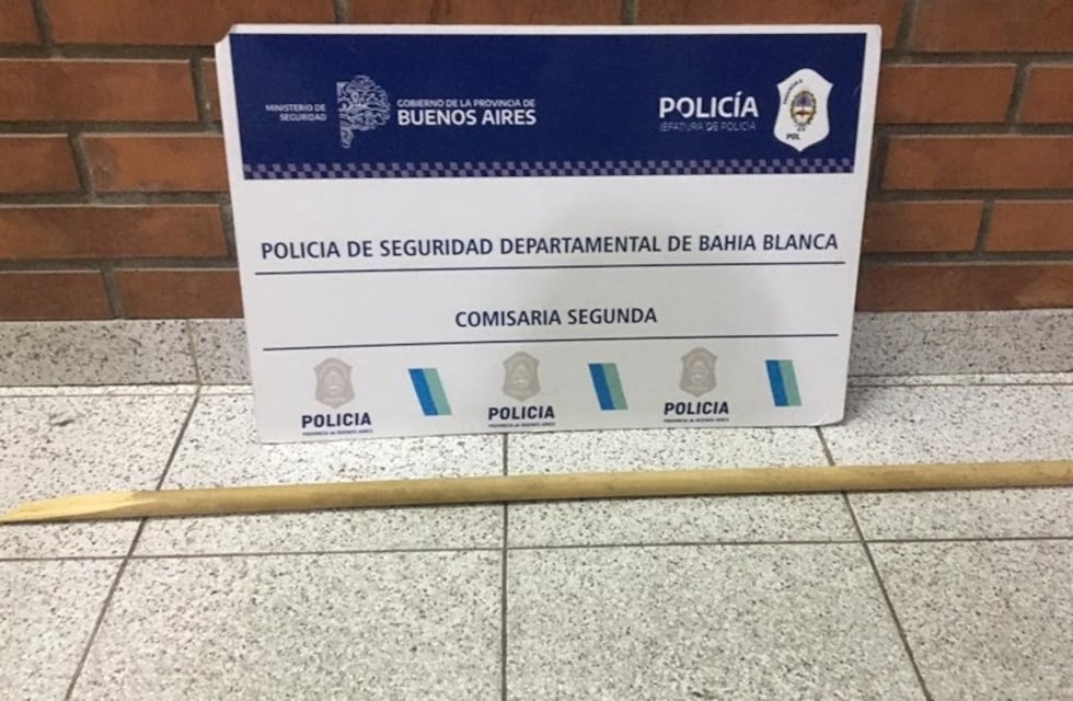 Detenido por golpear a una mujer con un palo