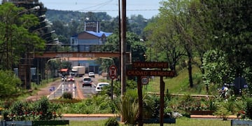 A punta de pistola entraron a robar en un local de San Vicente.