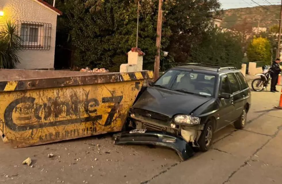 Villa Carlos Paz: una niña resultó herida tras el choque de una camioneta contra un contenedor