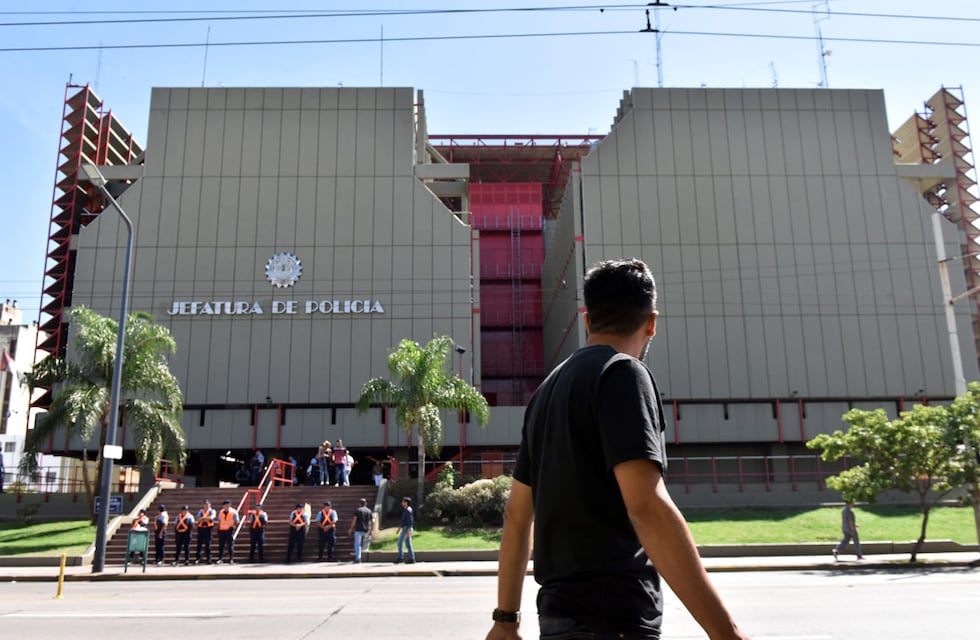 Un policía acusado del robo de armas en la Jefatura de Córdoba se salvó de manera insólita
