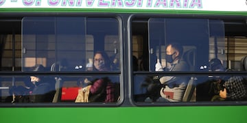 Colectivos con ventanas abiertas para ventilar las unidades ante el avance de la segunda ola de COVID-19. (Clarín)
