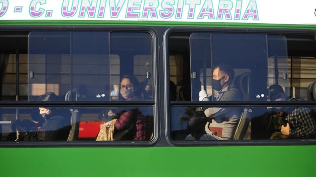 Colectivos con ventanas abiertas para ventilar las unidades ante el avance de la segunda ola de COVID-19. (Clarín)