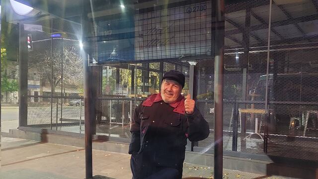 El abuelito Miguel acompaña a su nieta todos los días a que tome el colectivo para ir a trabajar