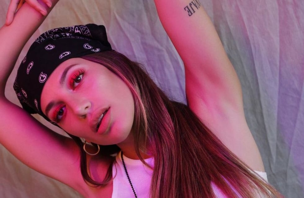 Al borde de la censura, Marian Farjat posó con una campera y sin nada abajo