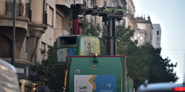 El hombre dormía dentro del contenedor de basura en el centro de la ciudad de Córdoba. (José Gabriel Hernández / La Voz/ Ilustrativa)