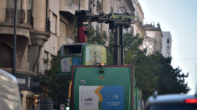 El hombre dormía dentro del contenedor de basura en el centro de la ciudad de Córdoba. (José Gabriel Hernández / La Voz/ Ilustrativa)