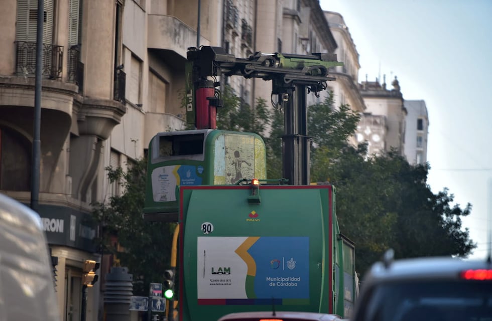 Dormía dentro de un contenedor de basura y cayó en el camión recolector: dolorosa imagen en Córdoba