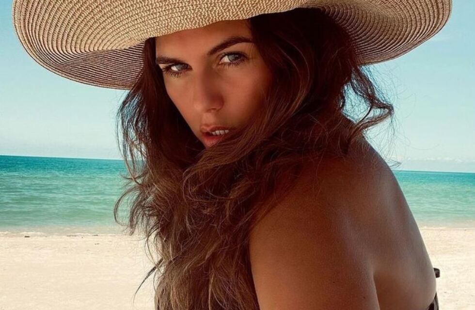 Loly Antoniale conquistó junto a una palmera y en bikini celeste con estampado: “Saludable”