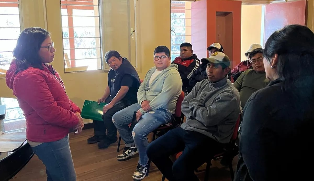 La gerente de GIRSU Jujuy, Mónica Aramayo, expuso en Hornillos nuevas propuestas para fortalecer la gestión de los residuos sólidos urbanos en la región de la Quebrada de Humahuaca.
