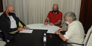 Firma del contrato para obras en el ex Colegio Nacional.
