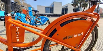 Una bicicleta pública recibió un balazo en el nuevo atentado contra el Centro de Justicia Penal de Rosario (@MauroYasprizza)