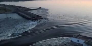 La represa de Kajovka luego de las detonaciones que destruyeron una parte de su infraestructura, inundando varias ciudaddes en torno al río Dniéper en el óblast de Jersón. Foto: Los Andes.