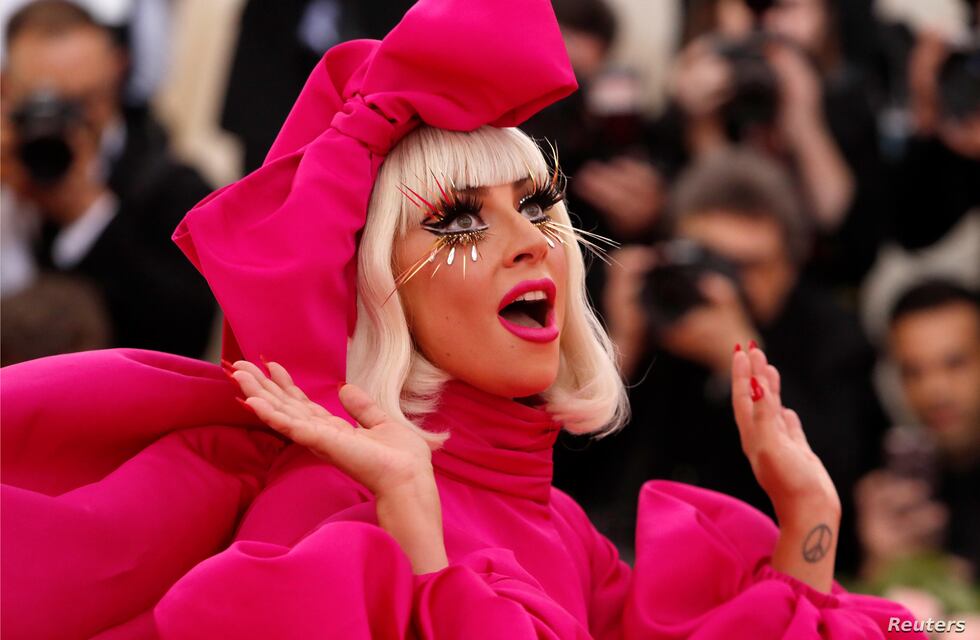 Lady Gaga sorprendió a sus fans en el estreno de “House of Gucci” con un vestido violeta con transparencias y diamantes