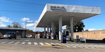 En la playa de GNC de Cervantes 37 bis los proyectiles rompieron un Renault 18 que estaba estacionado.