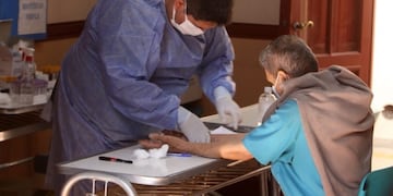 Durante el operativo del ministerio de Salud se asiste a personas en situación de calle. Gentileza Gobierno de Mendoza