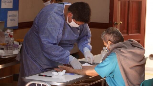 Durante el operativo del ministerio de Salud se asiste a personas en situación de calle. Gentileza Gobierno de Mendoza