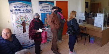 Continúa el operativo especial de la Municipalidad para ayudar a los vecinos a inscribirse y no perder los subsidios a la luz y el gas.
