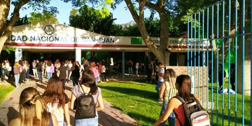 Un estudiante de la Universidad de San Juan tiene un lindo gesto con sus compañeros y se viralizó en Tiktok