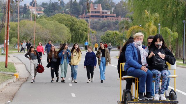 dia del estudiante en Carlos Paz  primavera 21 de septiembre festejo juntada jovenes estudiantes chicos chicas
foto yanina aguirre