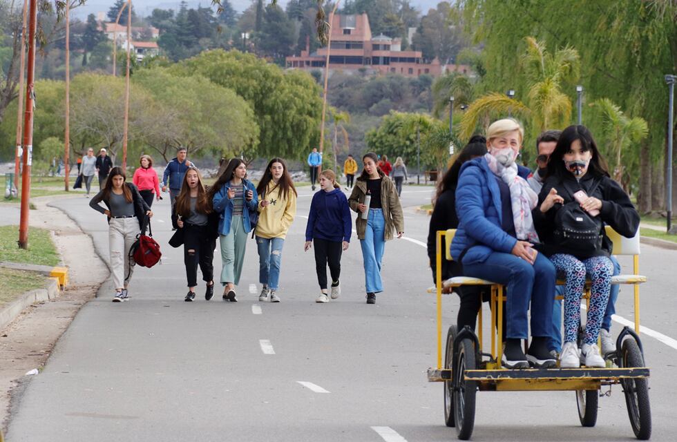 Con tiempo fresco y nublado, llegó la primavera al Valle de Punilla