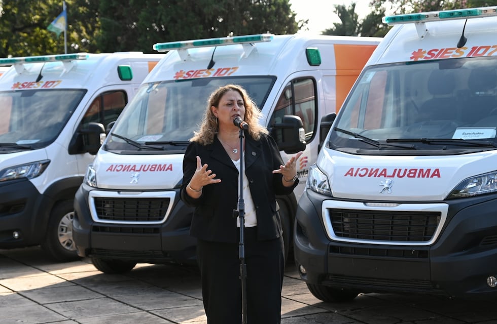 Departamento Castellanos: Provincia entregó 10 ambulancias y minibuses 0 Km para emergencias y traslados