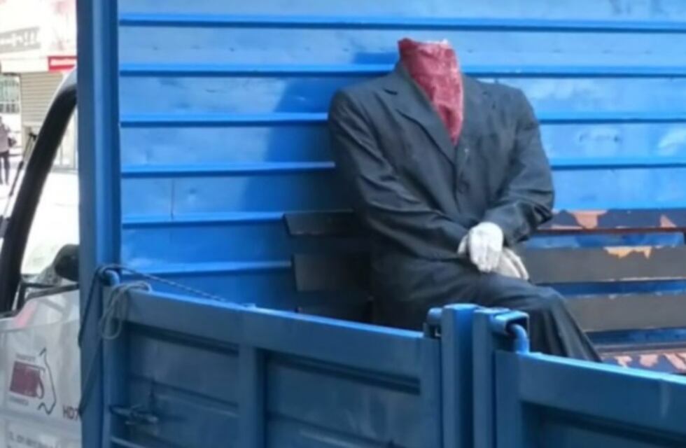 Sacaron la estatua de Gardel del centro bahiense