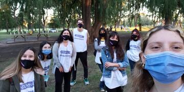 Jóvenes voluntarios crean conciencia en espacios públicos
