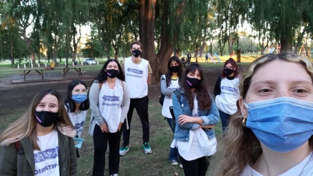 Jóvenes voluntarios crean conciencia en espacios públicos